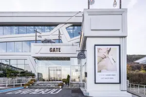 모던한 구조미가 돋보이는 LUVFUME 향수 매장 외관